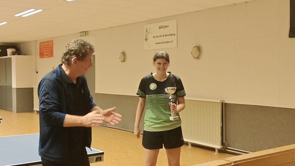 Apeldoorns Kampioen 6e klas 2025 Evelien Prins met beker